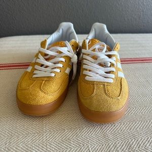 New adidas gazelles, women’s size 7.